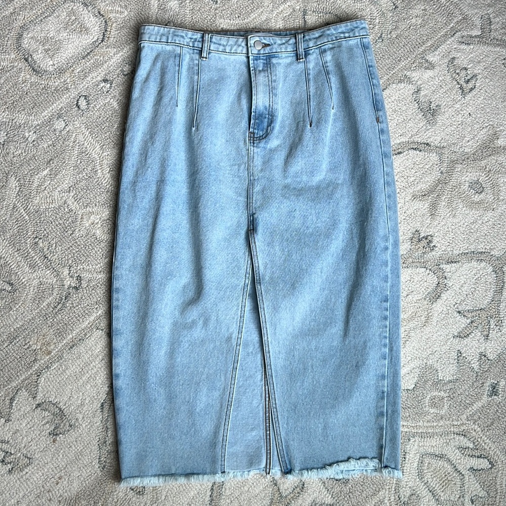 Show Po JANEVE MIDI SKIRT - FRONT SPLIT DENIM SKIRT IN MID WASH